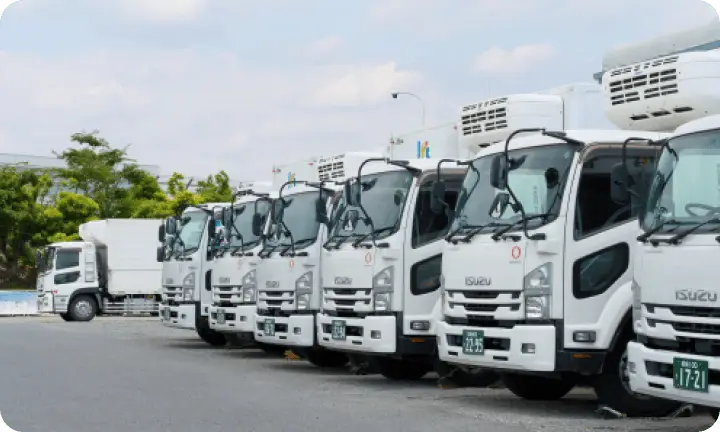 サン インテルネットの会社ロゴの入った複数のトラックが並ぶ画像